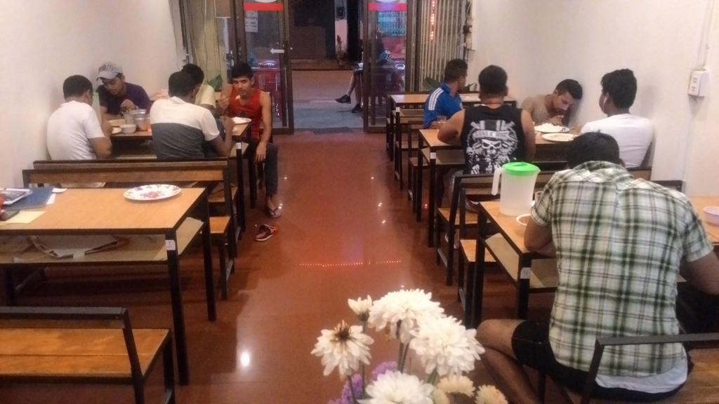 Yummy Backpacker Hostel Pakse Exterior photo